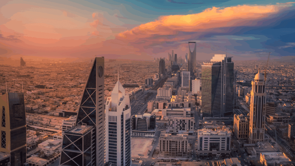 Die Skyline von Riad bei Sonnenuntergang symbolisiert die Wachstumschancen und -herausforderungen für Hospitality im Middle East.